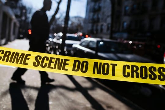 Ein Tatort in New York ist mit Flatterband abgesperrt (Archiv).