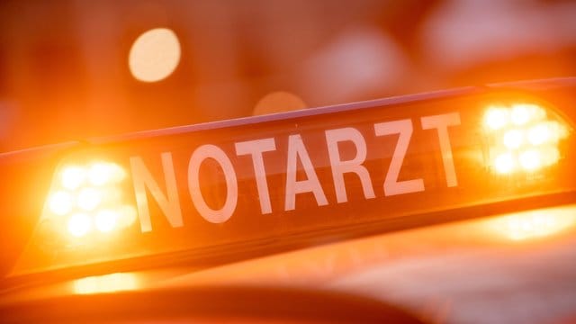 Ein Notarztwagen steht an einem Unfallort (Symbolbild): In Erfurt ist ein Auto von der Straße abgekommen und auf Gleisen zum Stehen gekommen