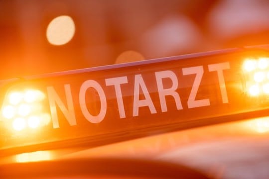 Ein Notarztwagen steht an einem Unfallort (Symbolbild): In Erfurt ist ein Auto von der Straße abgekommen und auf Gleisen zum Stehen gekommen