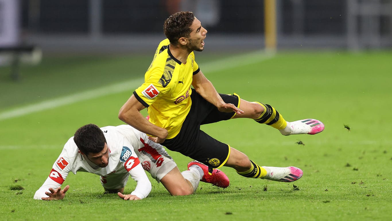 32. Spieltag in der Bundesliga: Der Mainzer Aarón holt Dortmunds Achraf Hakimi von den Beinen.