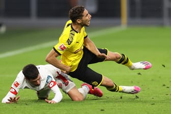 32. Spieltag in der Bundesliga: Der Mainzer Aarón holt Dortmunds Achraf Hakimi von den Beinen.