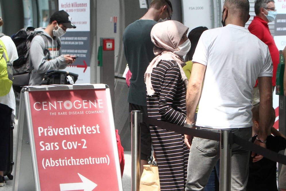 Reisende lassen sich am Flughafen auf das Coronavirus testen: Jens Spahn wird verpflichtende Tests für Rückkehrer aus Risikogebieten anordnen – die meisten Deutschen finden das richtig.