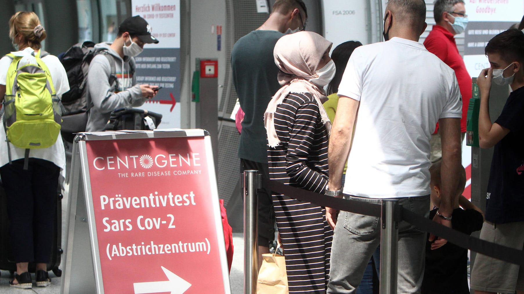 Reisende lassen sich am Flughafen auf das Coronavirus testen: Jens Spahn wird verpflichtende Tests für Rückkehrer aus Risikogebieten anordnen – die meisten Deutschen finden das richtig.