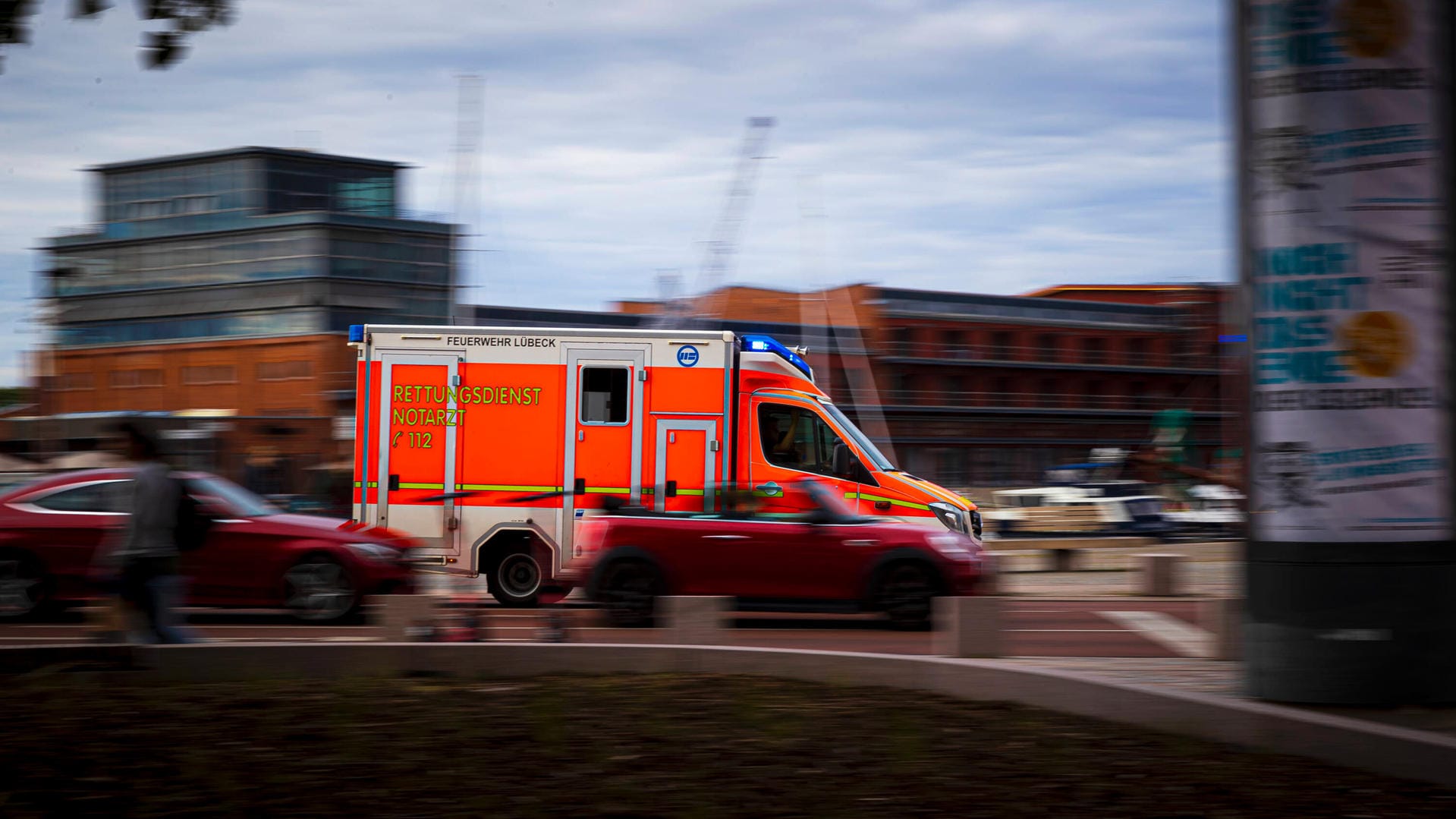 Ein Rettungswagen fährt zu einem Einsatz (Symbolbild): In Oberbilk ist ein Radfahrer tödlich verletzt worden. Ein Rettungswagen fährt zu einem Einsatz (Symbolbild): In Oberbilk ist ein Radfahrer tödlich verletzt worden.