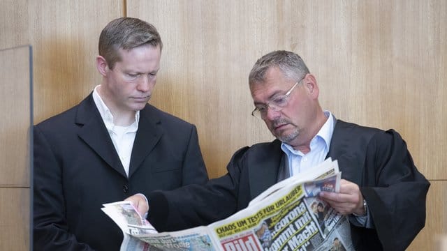 Rechtsanwalt Frank Hannig (r) verteidigt den Angeklagten Stephan Ernst (l) nicht länger. Rechtsanwalt Frank Hannig (r) verteidigt den Angeklagten Stephan Ernst (l) nicht länger.