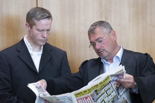 Rechtsanwalt Frank Hannig (r) verteidigt den Angeklagten Stephan Ernst (l) nicht länger.