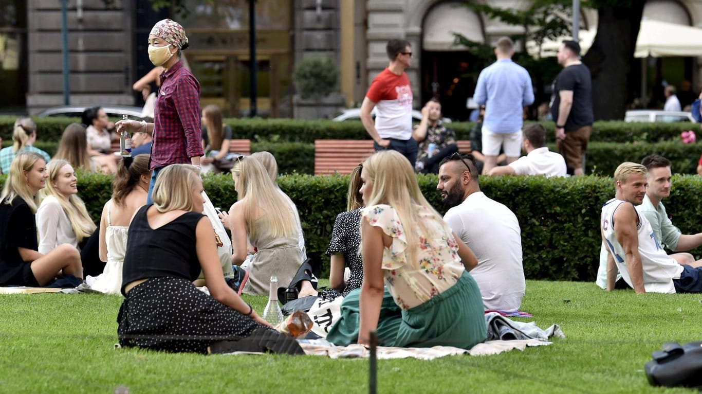 Menschen im Park (Symbolbild): Linken-Chefin Katja Kipping will eine Vier-Tage-Woche.