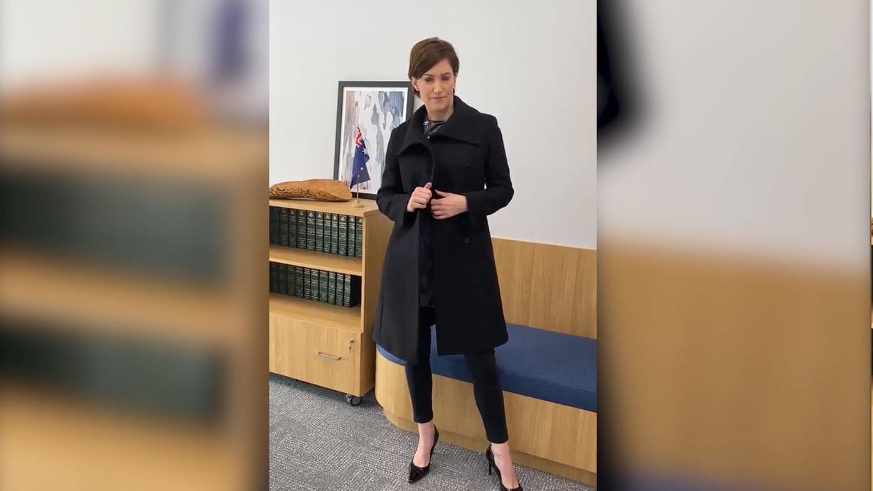 Nicolle Flint: Die australische Politikerin Flint hat sich in einem Video gegen sexistische Kommentare gewehrt – auf ungewöhnliche Weise Nicolle Flint: Die australische Politikerin Flint hat sich in einem Video gegen sexistische Kommentare gewehrt – auf ungewöhnliche Weise