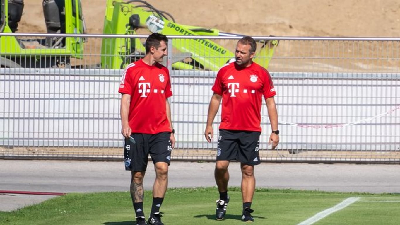 Auftakt als Bayern-Co: Miroslav Klose (l) und Chefcoach Hansi Flick.
