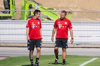 Auftakt als Bayern-Co: Miroslav Klose (l) und Chefcoach Hansi Flick.