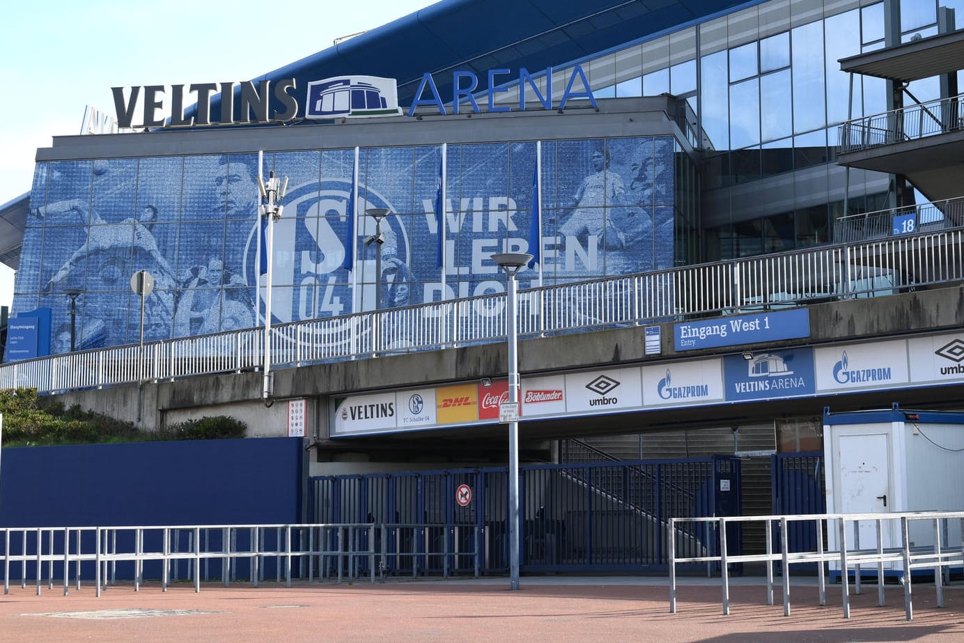 Eingang zur Veltins-Arena: Schalke 04 steckt wirtschaftlich in Schwierigkeiten.