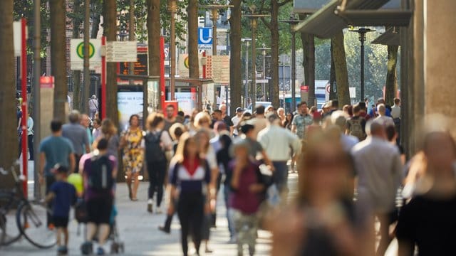 Ein Migrationshintergrund liegt definitionsgemäß vor, wenn man selbst nicht mit deutscher Staatsangehörigkeit geboren wurde oder wenn dies bei mindestens einem Elternteil der Fall ist. Ein Migrationshintergrund liegt definitionsgemäß vor, wenn man selbst nicht mit deutscher Staatsangehörigkeit geboren wurde oder wenn dies bei mindestens einem Elternteil der Fall ist.