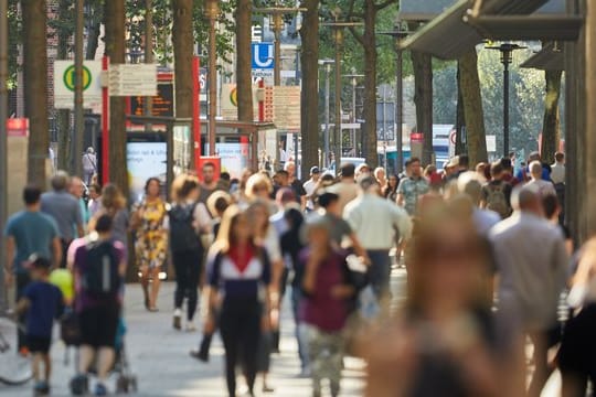 Ein Migrationshintergrund liegt definitionsgemäß vor, wenn man selbst nicht mit deutscher Staatsangehörigkeit geboren wurde oder wenn dies bei mindestens einem Elternteil der Fall ist.