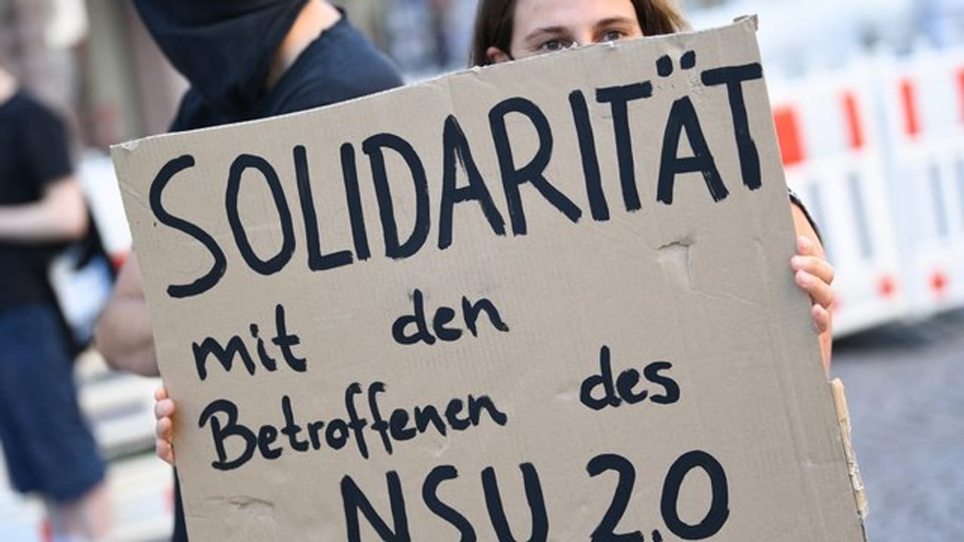 Eine Demonstrantin in Wiesbaden zeigt "Solidarität mit den Betroffenen des NSU 2.