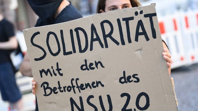 Eine Demonstrantin in Wiesbaden zeigt "Solidarität mit den Betroffenen des NSU 2. Eine Demonstrantin in Wiesbaden zeigt "Solidarität mit den Betroffenen des NSU 2.