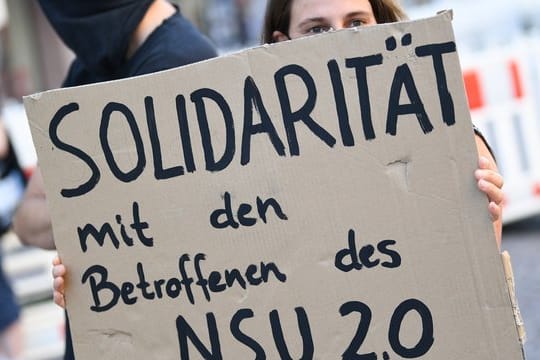 Eine Demonstrantin in Wiesbaden zeigt "Solidarität mit den Betroffenen des NSU 2.