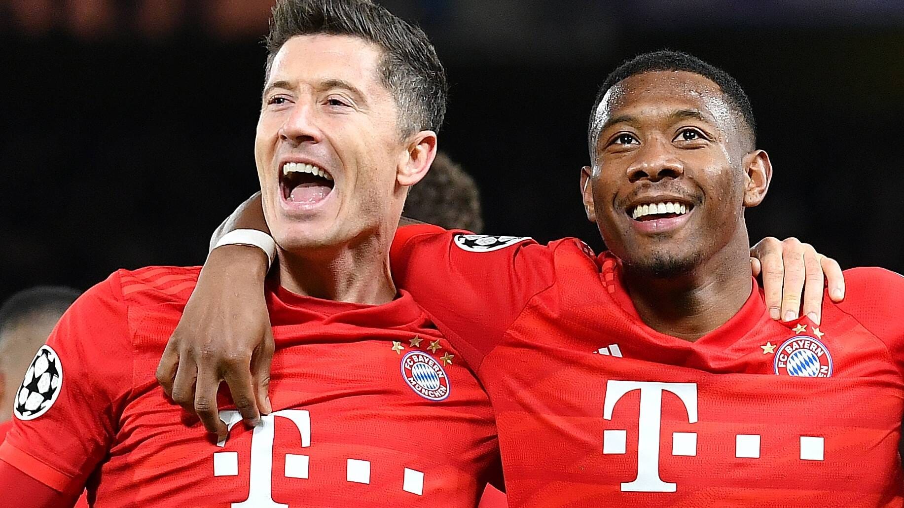 Robert Lewandowski jubelt nach seinem Tor zum 3:0 im Hinspiel beim FC Chelsea mit David Alaba: Die Münchner haben das Triple vor Augen.