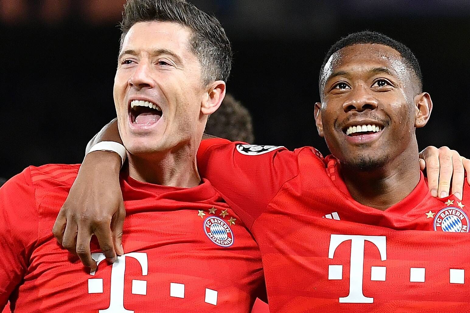 Robert Lewandowski jubelt nach seinem Tor zum 3:0 im Hinspiel beim FC Chelsea mit David Alaba: Die Münchner haben das Triple vor Augen.