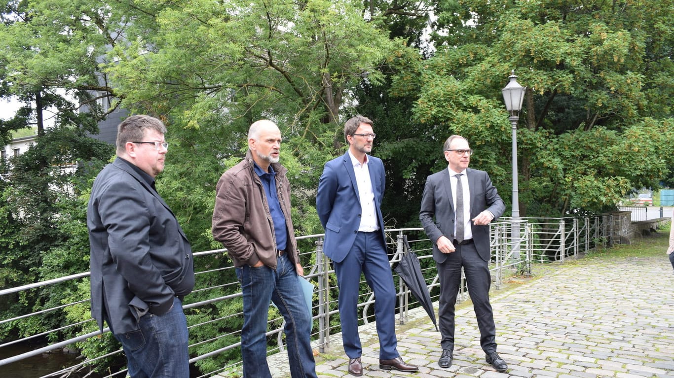 Oberbürgermeister Andreas Mucke (rechts) steht am Ufer der Wupper: Er mahnt, davor, die Wupper zu verunreinigen.