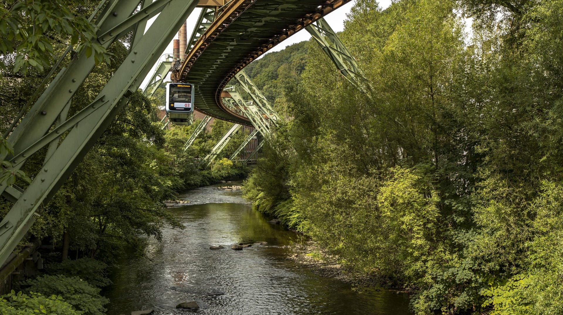 Ein Schwebebahn-Wagen fährt über die Wupper: Der Fluss ist in der Corona-Krise häufig verunreinigt worden. Ein Schwebebahn-Wagen fährt über die Wupper: Der Fluss ist in der Corona-Krise häufig verunreinigt worden.