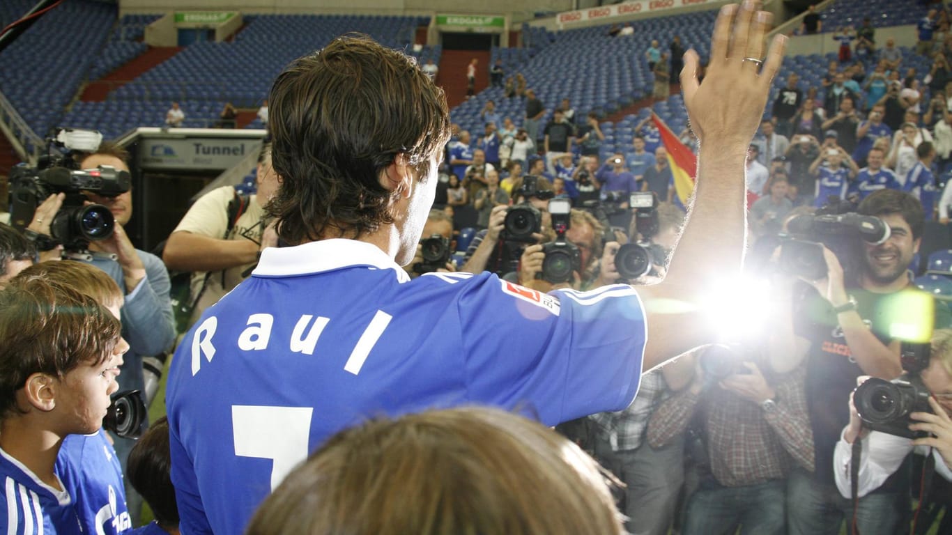 Blitzlichtgewitter bei der Vorstellung von Schalkes Neuzugang Raul am 28. Juli 2010: Weltstars wird es in den kommenden Jahren beim FC Schalke eher nicht zu sehen geben.