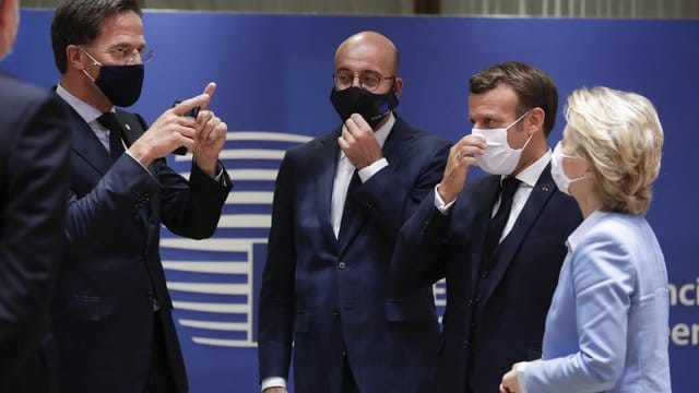 Die EU-Staaten hatten sich erst vorige Woche im Kampf gegen die Corona-Wirtschaftskrise auf das größte Haushalts- und Finanzpaket ihrer Geschichte geeinigt. Die EU-Staaten hatten sich erst vorige Woche im Kampf gegen die Corona-Wirtschaftskrise auf das größte Haushalts- und Finanzpaket ihrer Geschichte geeinigt.