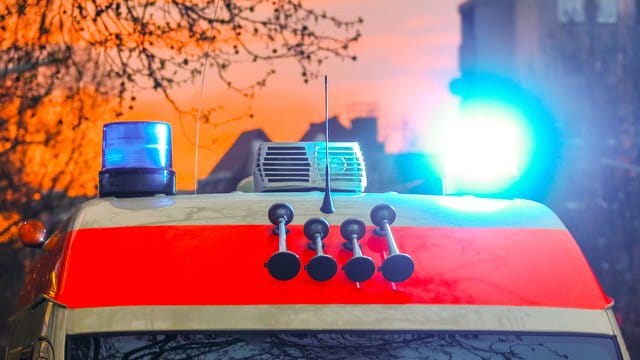 Rettungswagen mit Blaulicht Rettungswagen mit Blaulicht