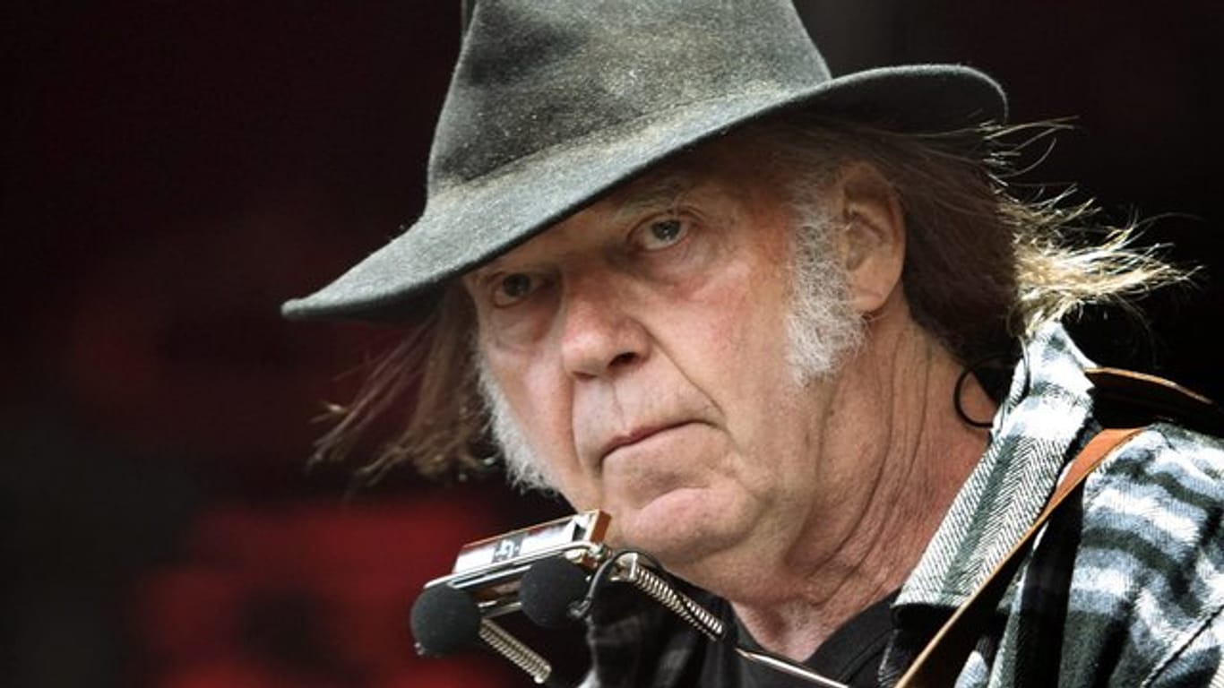 Der kanadische Rockmusiker Neil Young überlegt, Donald Trump zu verklagen.