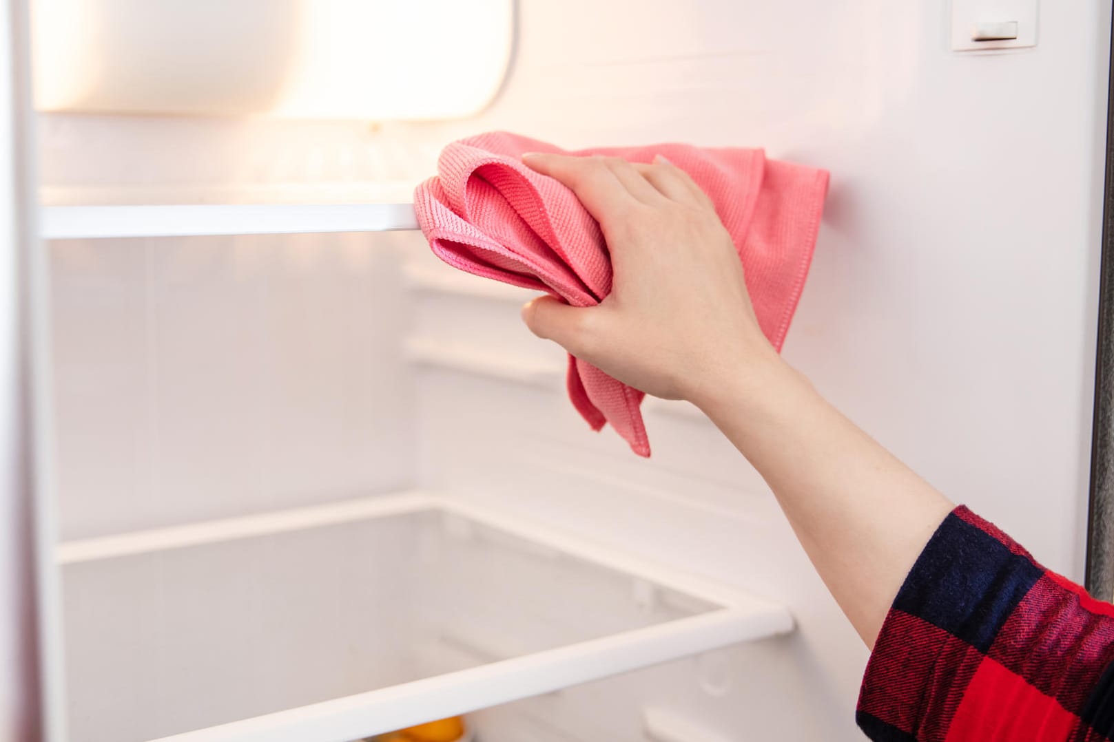 Kühlschrank putzen: Um Schmutz, Fett und mehr als 90 Prozent der Oberflächenkeime zu entfernen, reichen schon wenige Utensilien.