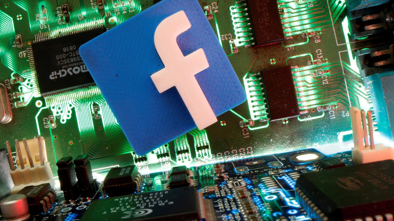 Facebook-Logo vor Platinen: Die EU und Facebook streiten sich mal wieder um den Datenschutz – mit vertauschten Rollen.