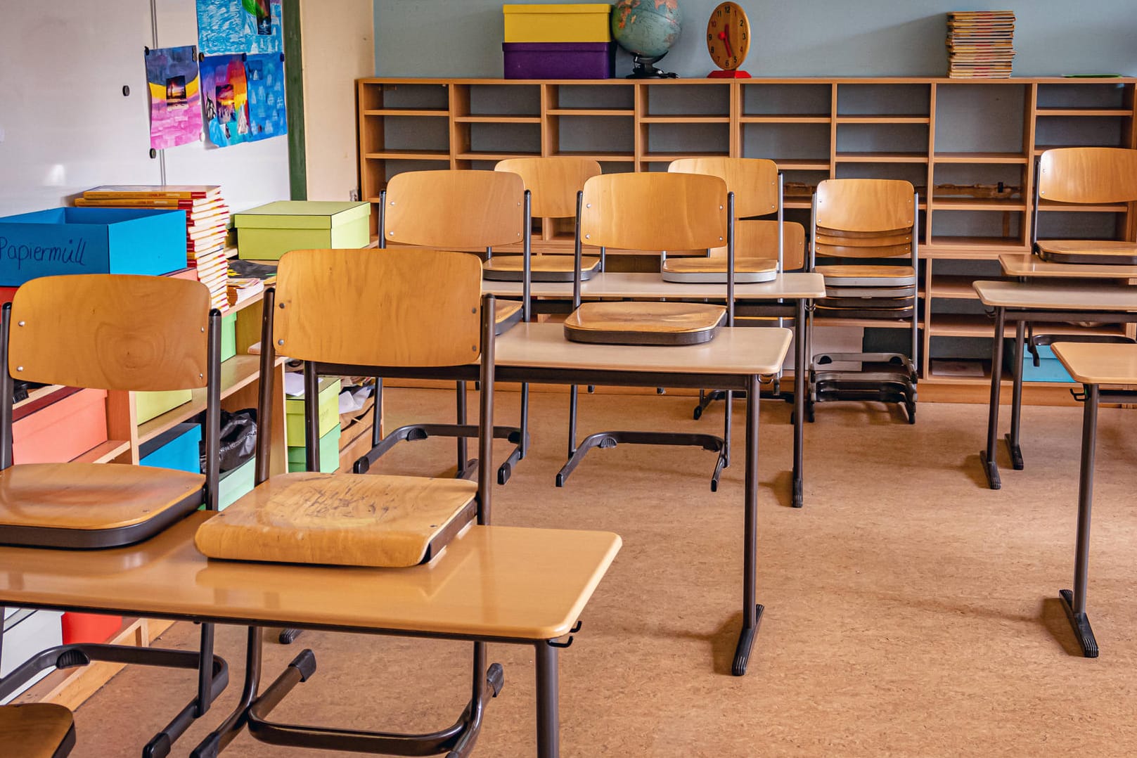 Leere Klassenzimmer: Der Deutsche Lehrerverband sieht die Schulen nicht ausreichend vorbereitet für die Rückkehr in den Regelbetrieb.