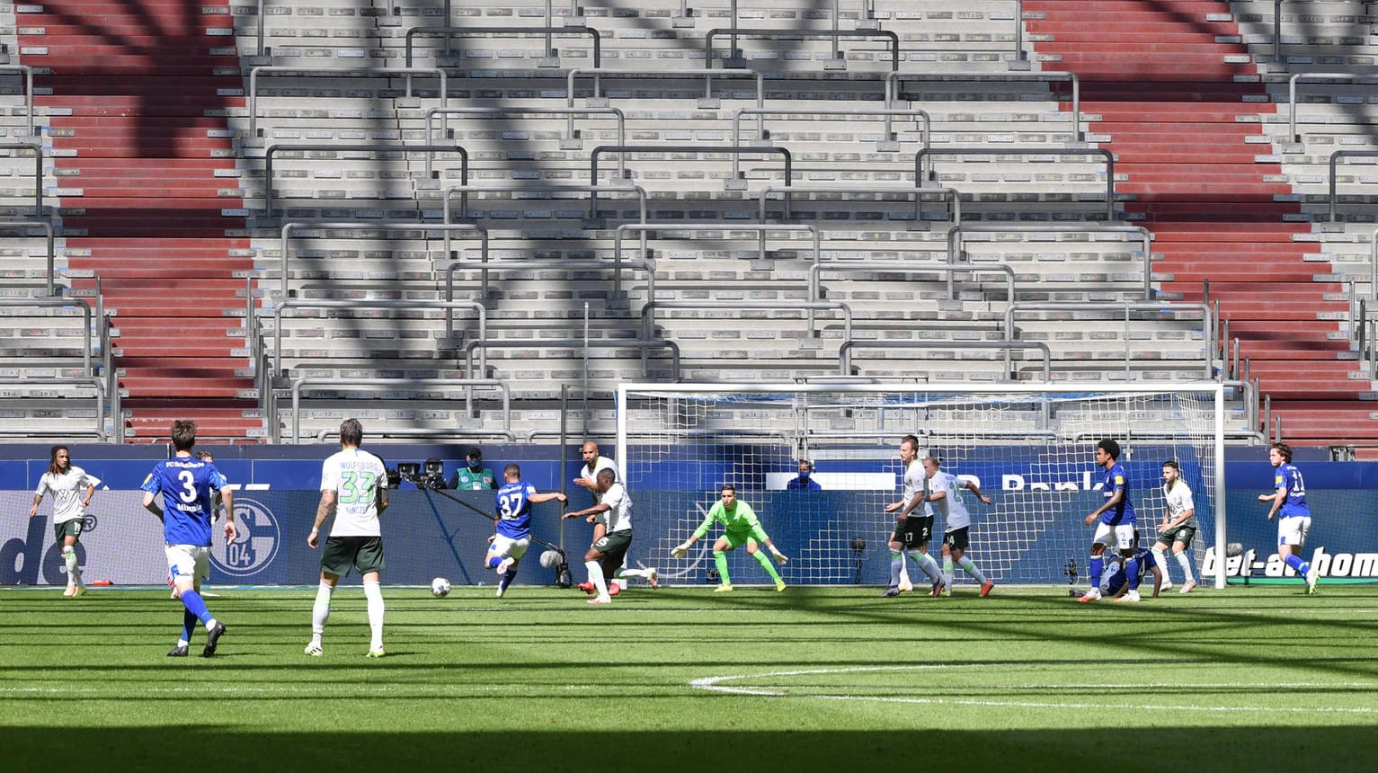 Leere Stehplätze in der Veltins-Arena: Bis zum Jahresende könnten Stehplätze in der Liga verboten bleiben. So sieht es ein Konzept der DFL vor.