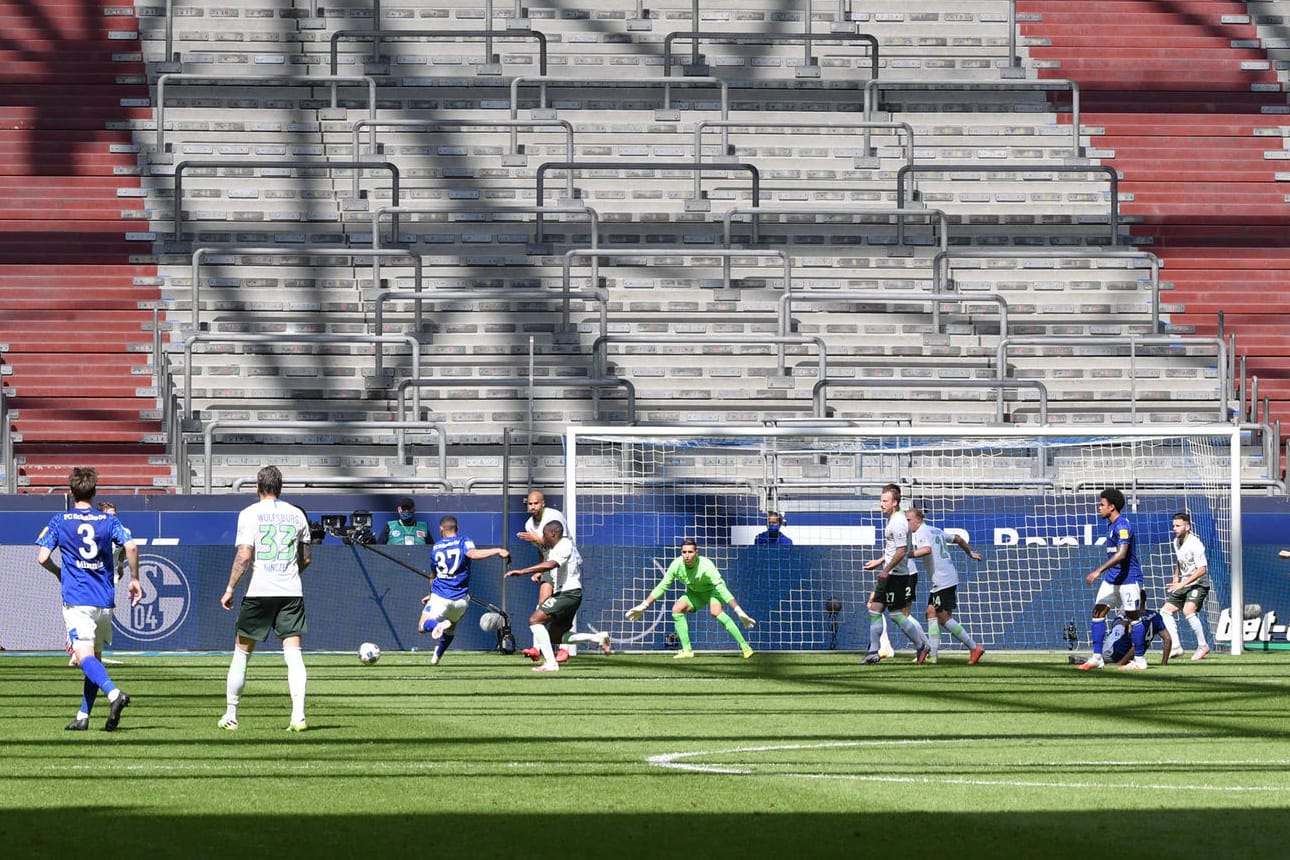 Leere Stehplätze in der Veltins-Arena: Bis zum Jahresende könnten Stehplätze in der Liga verboten bleiben. So sieht es ein Konzept der DFL vor.