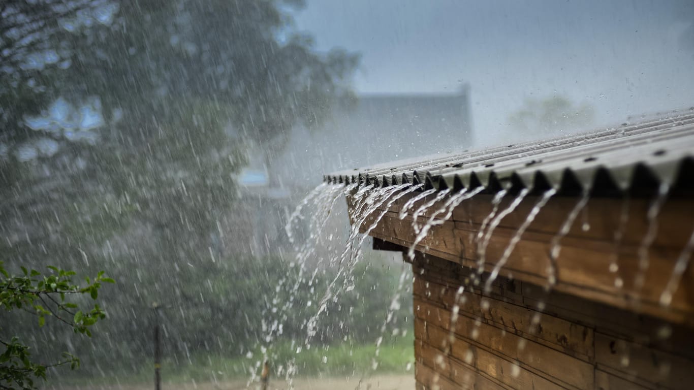 Starkregen: Vor dem Unwetter sollten Sie die ersten Maßnahmen einleiten. (Symbolbild)