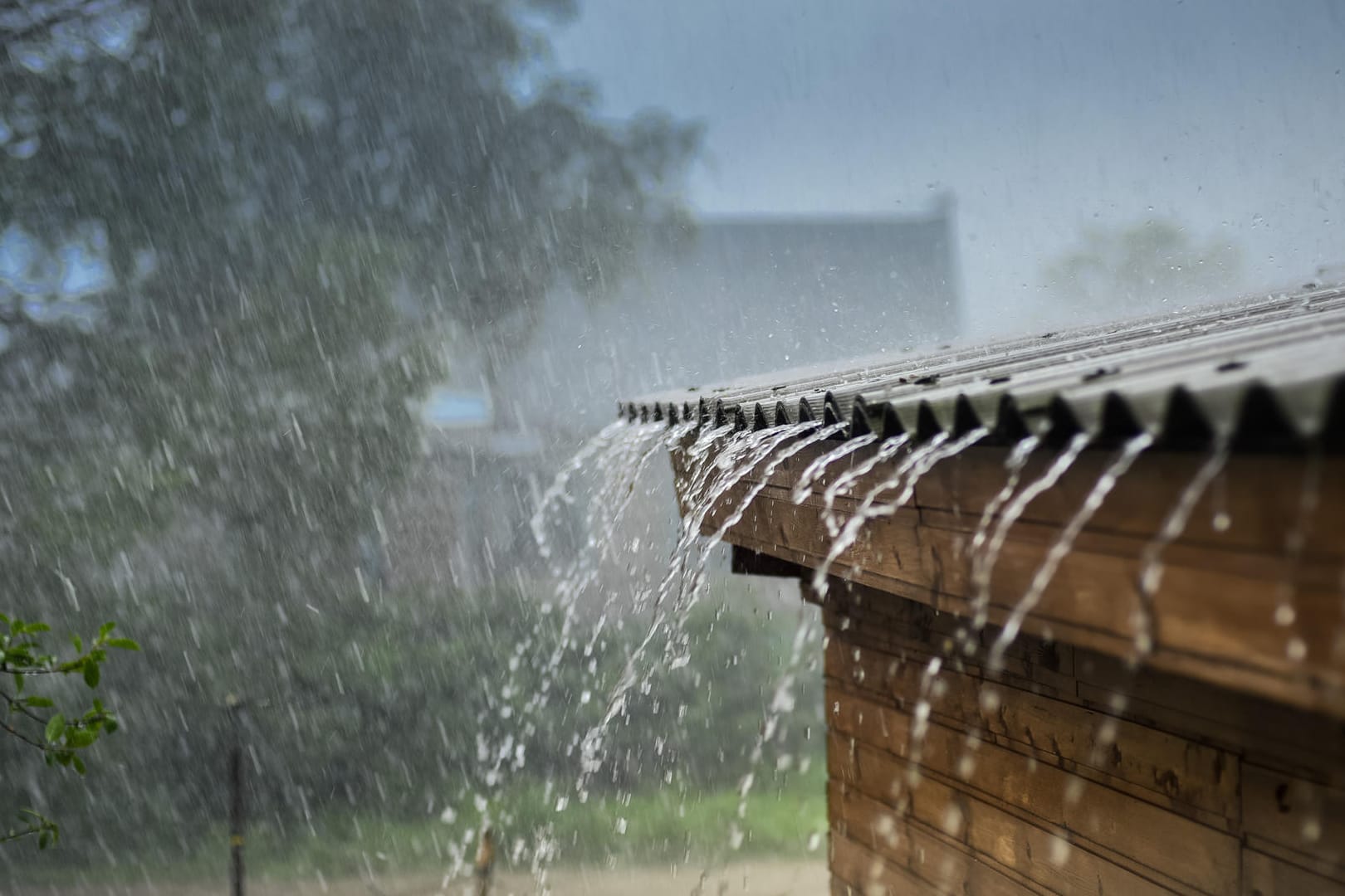 Starkregen: Vor dem Unwetter sollten Sie die ersten Maßnahmen einleiten. (Symbolbild)