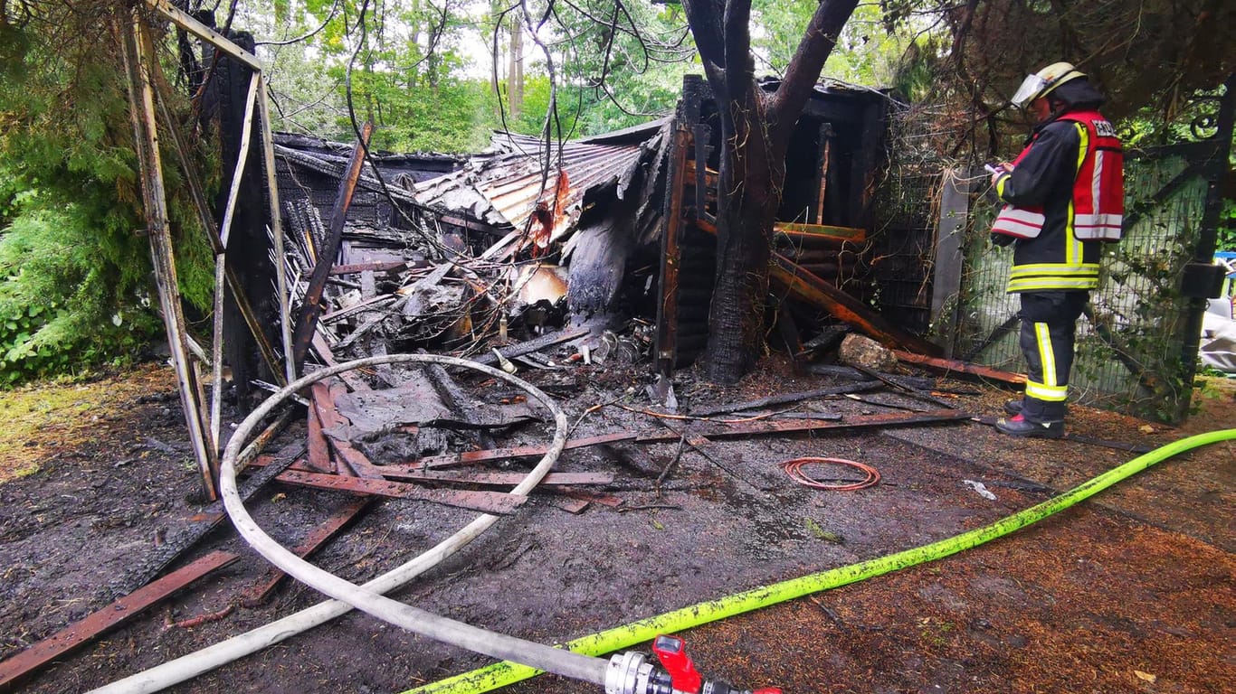 Eine niedergebrannte Gartenlaube in Kirchlinde: Zum zweiten Mal in zwei Tagen hat hier eine Laube in Flammen gestanden.