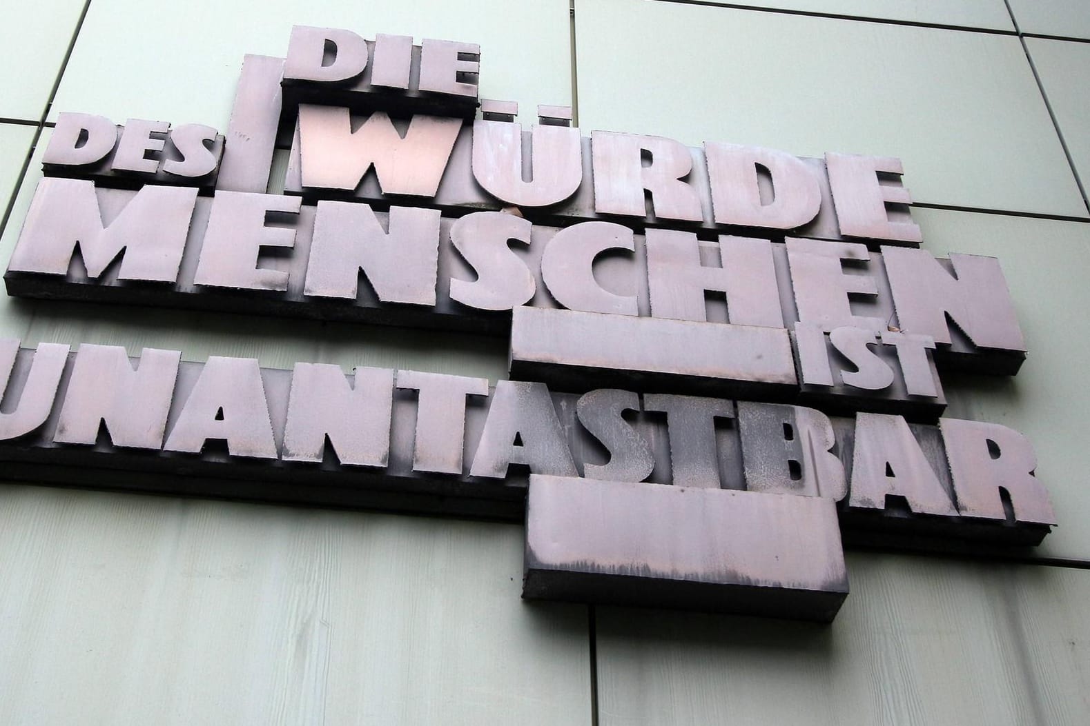 Eine Skulptur an der Fassade der Staatsanwalscthaft Frankfurt: Der Verdächtigte in der "NSU 2.0"-Affäre beteuert seine Unschuld. (Symbolfoto)