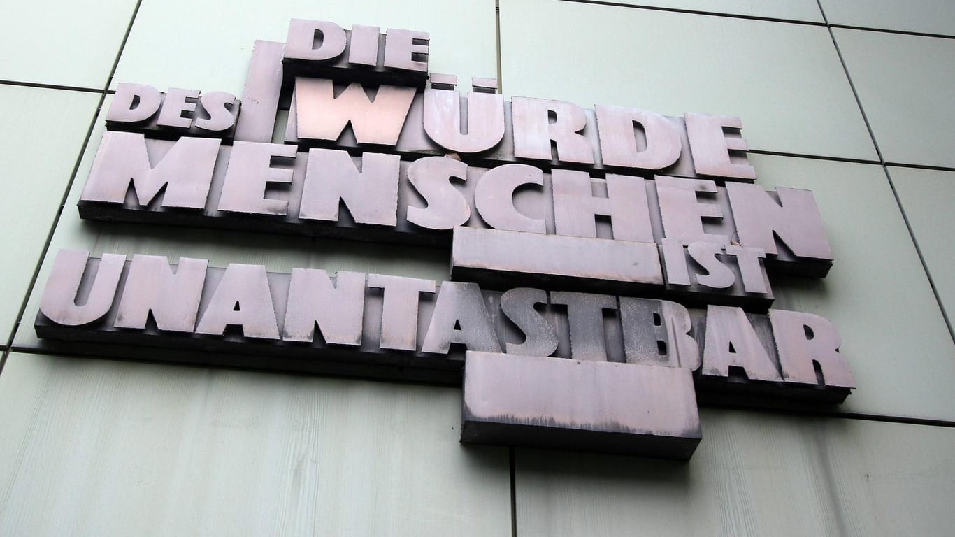 Eine Skulptur an der Fassade der Staatsanwalscthaft Frankfurt: Der Verdächtigte in der "NSU 2.0"-Affäre beteuert seine Unschuld. (Symbolfoto)