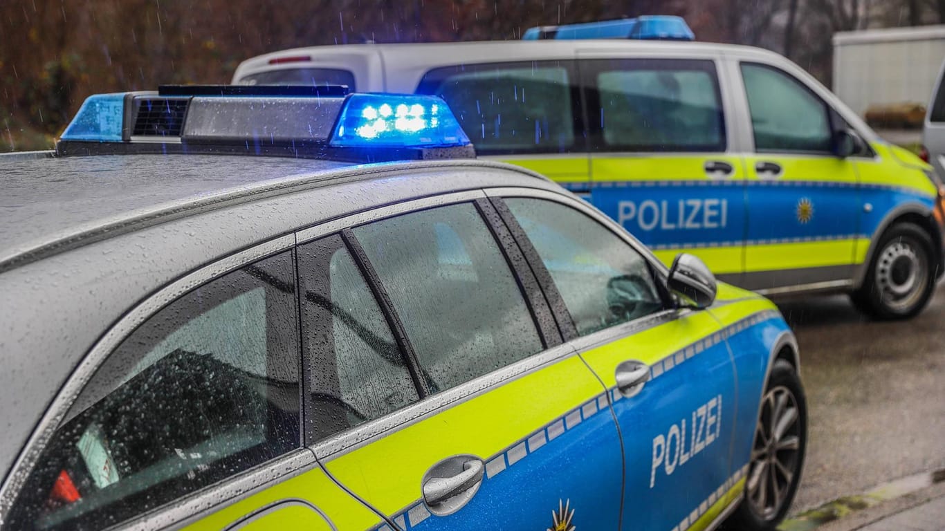 Zwei Polizeiautos mit Blaulicht: Ein Schütze ist flüchtig.