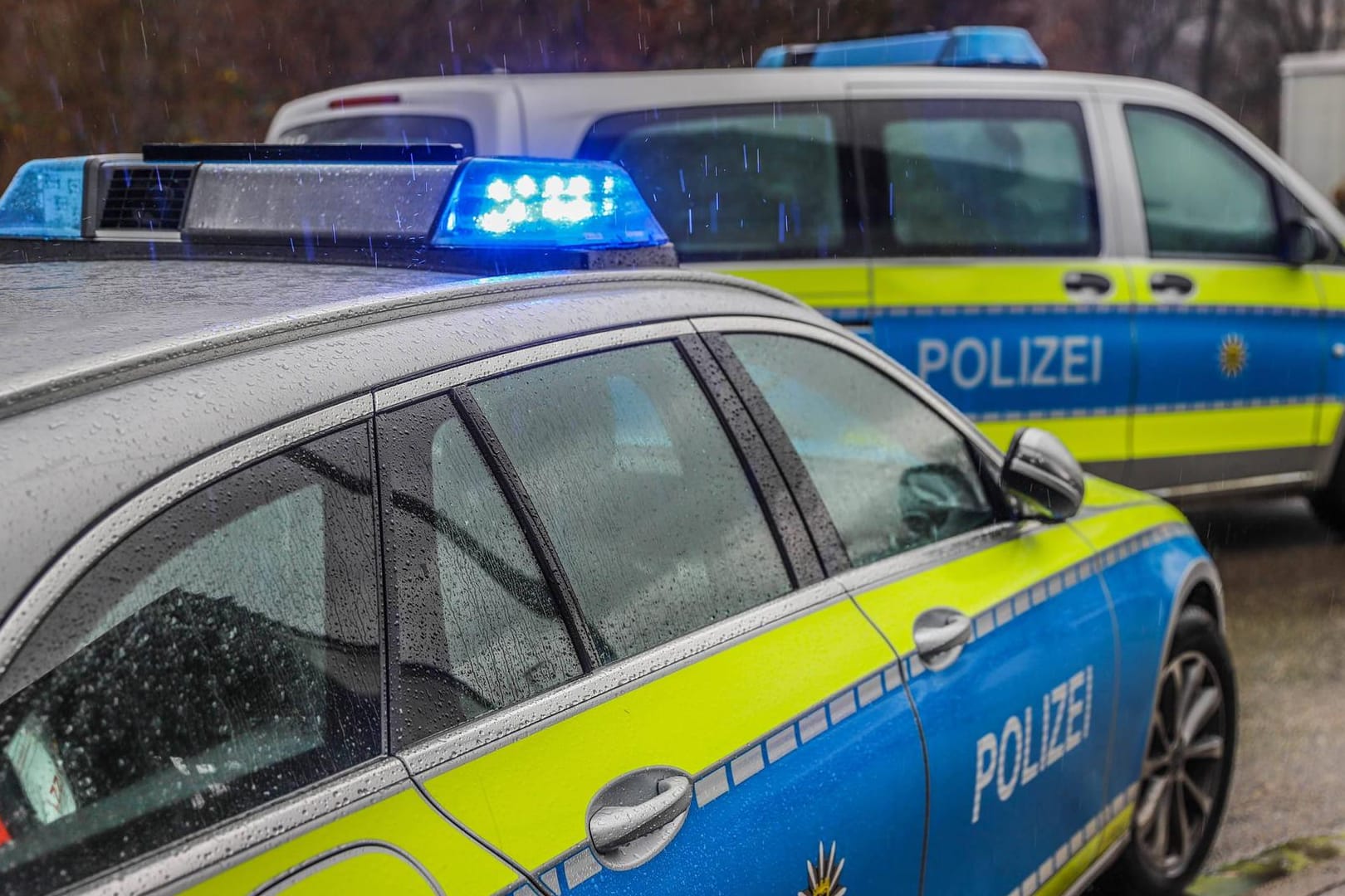 Zwei Polizeiautos mit Blaulicht: Ein Schütze ist flüchtig.