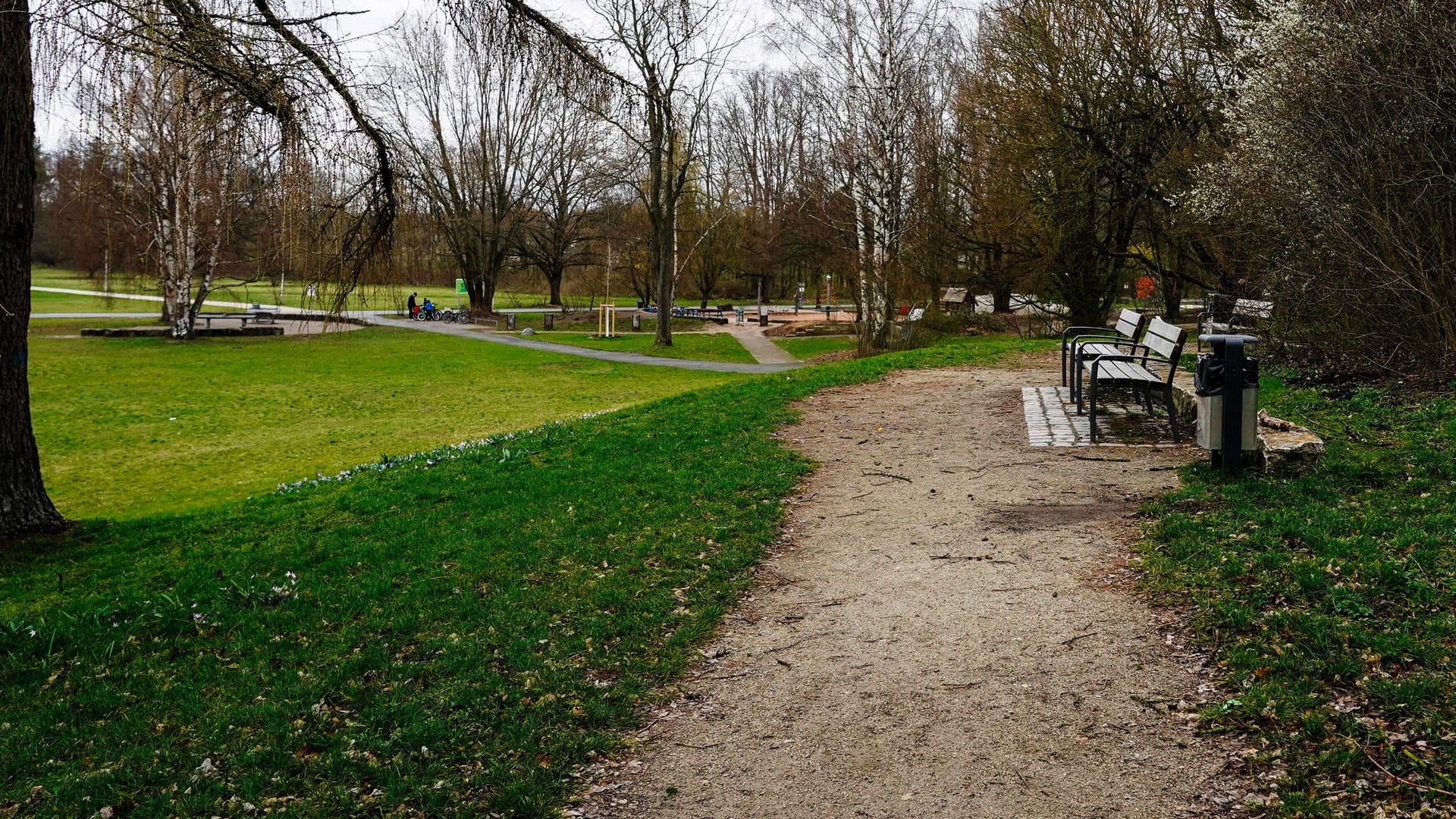 Eine Parkanlage in Nürnberg (Symbolbild): Ein Elfjähriger ist von der Polizei betrunken in einem Park aufgegriffen worden.