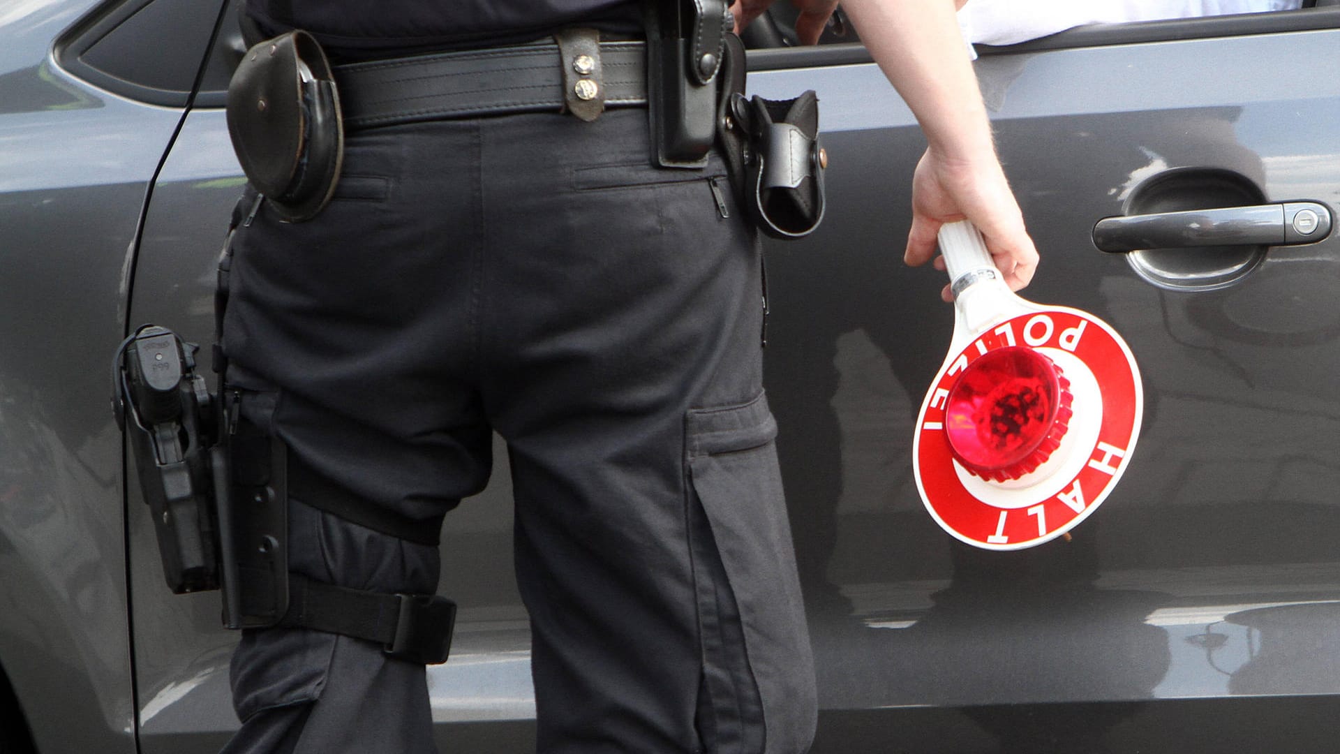 Ein Polizeibeamter führt eine Verkehrskontrolle durch (Symbolbild): Gleich zwei berauschte Autofahrer zog die Polizei Wolfsburg aus dem Verkehr.