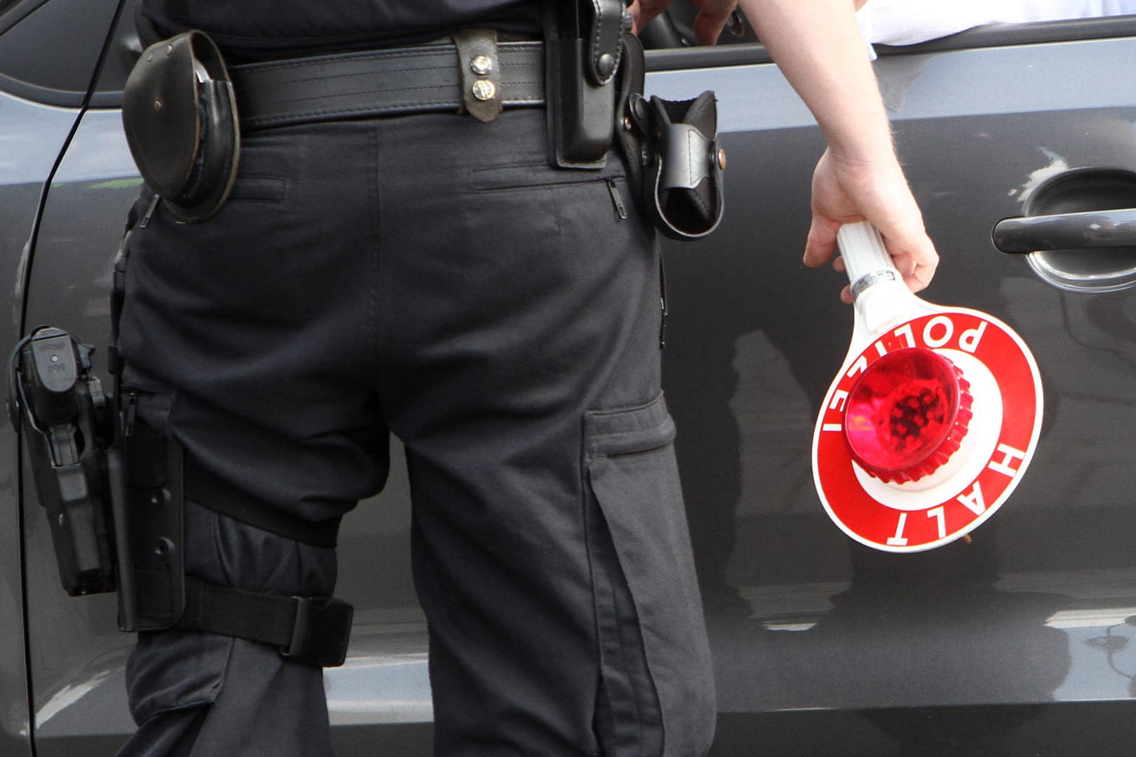 Ein Polizeibeamter führt eine Verkehrskontrolle durch (Symbolbild): Gleich zwei berauschte Autofahrer zog die Polizei Wolfsburg aus dem Verkehr.