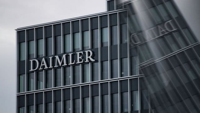 Das Logo der Daimler AG an der Konzernzentrale