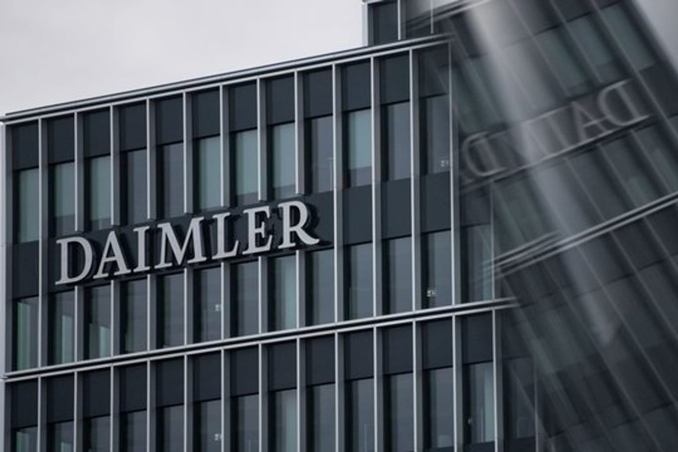 Das Logo der Daimler AG an der Konzernzentrale
