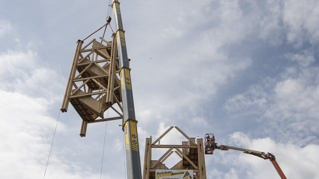 Ein Kran setzt ein Holzmodul auf Ein Kran setzt ein Holzmodul auf