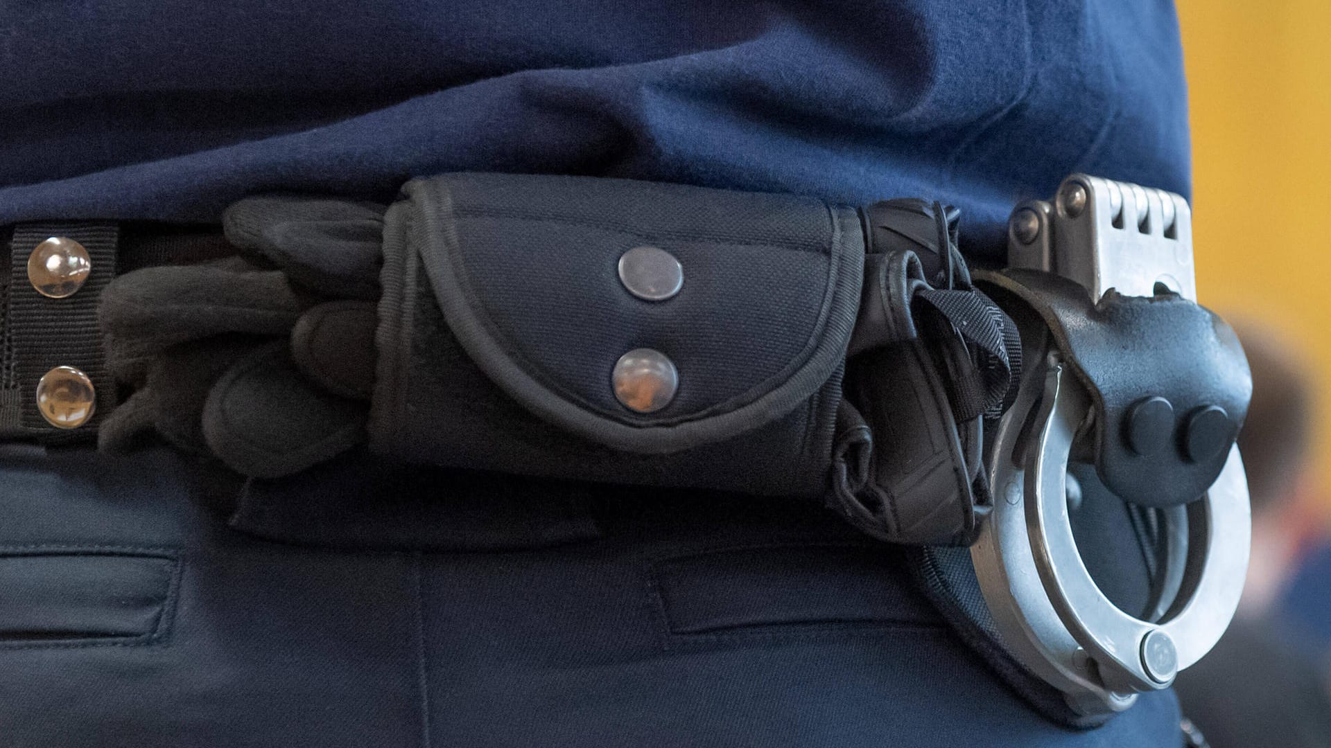 Ein Polizist mit Handschellen am Gürtel (Symbolbild): In Essen ist eine mutmaßliche IS-Kämpferin festgenommen worden. Ein Polizist mit Handschellen am Gürtel (Symbolbild): In Essen ist eine mutmaßliche IS-Kämpferin festgenommen worden.