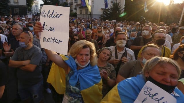 Hunderte Nationalisten protestierten in Kiew gegen die Zusatzvereinbarungen, die für den neuen Waffenstillstand festgelegt wurden. Hunderte Nationalisten protestierten in Kiew gegen die Zusatzvereinbarungen, die für den neuen Waffenstillstand festgelegt wurden.