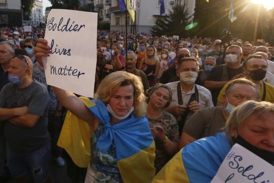 Hunderte Nationalisten protestierten in Kiew gegen die Zusatzvereinbarungen, die für den neuen Waffenstillstand festgelegt wurden.