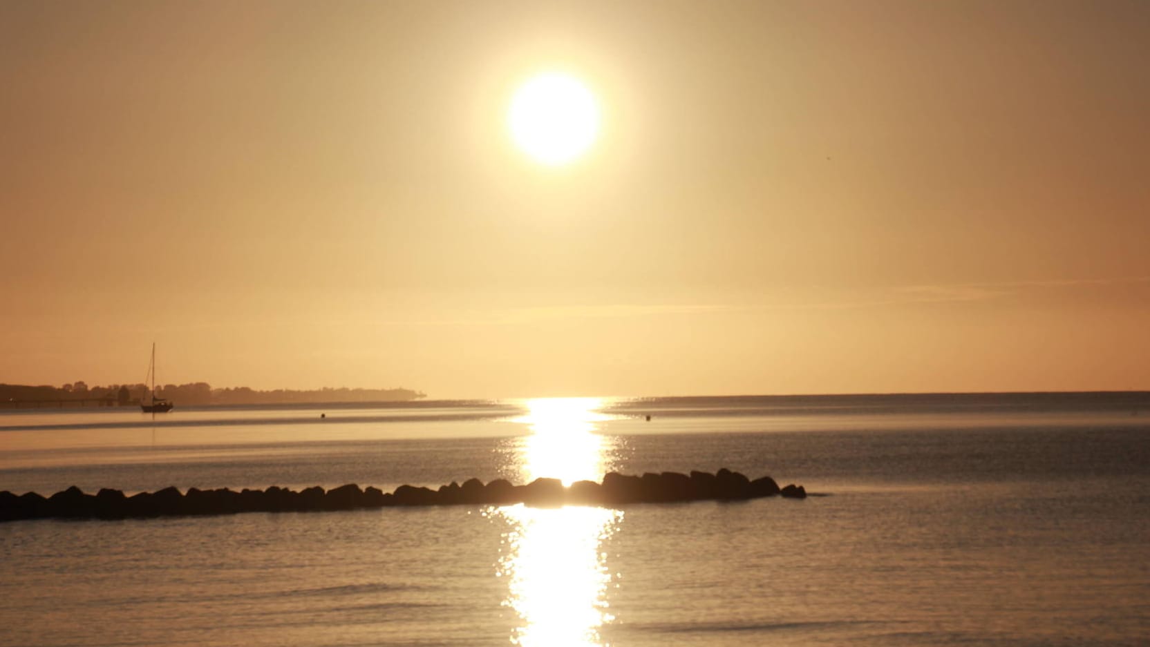 Sonne reflektiert im Wasser: In Teilen Deutschlands wird es richtig heiß.